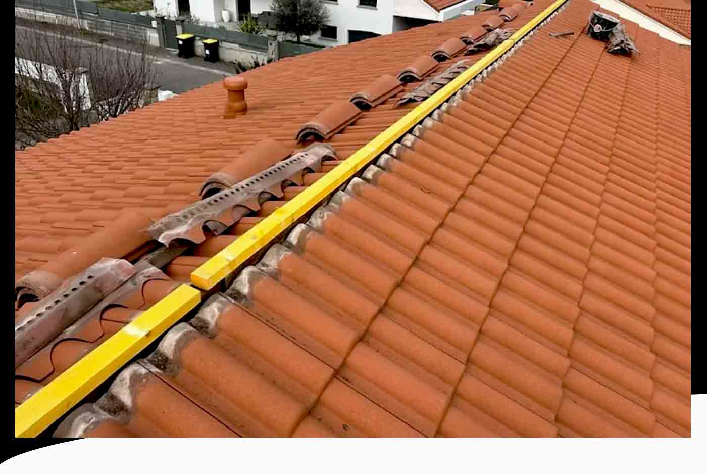 Travaux de couverture - Prolieballe Couvreur 72 dans la Sarthe (72) : pose ou rénovation de votre toiture : ardoises, tuiles… Faitage. Dépannage et intervention en urgence pour votre toit. Artisan couvreur.Intervention dans toute la SARTHE (72)