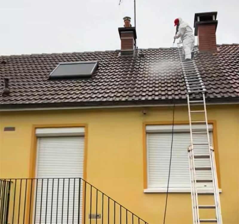 Nettoyage démoussage toiture -  Prolieballe Couvreur 72 dans la Sarthe (72)  : nettoyage, protection anti-mousse toiture. Démoussage. Application d’un revêtement peinture hydrofuge coloré de toit. Artisan couvreur. Intervention dans toute la SARTHE (72)